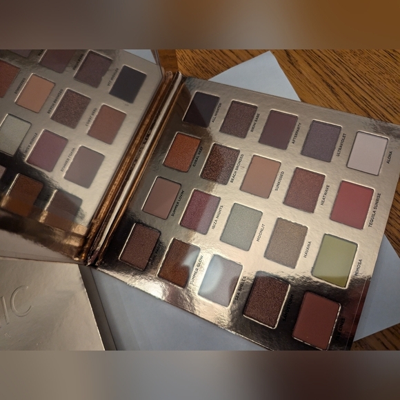 Iconic London Sunset To Sunrise Eyeshadow Palette Size: 20 x 1.6 g, Full Size - Picture 5 of 6